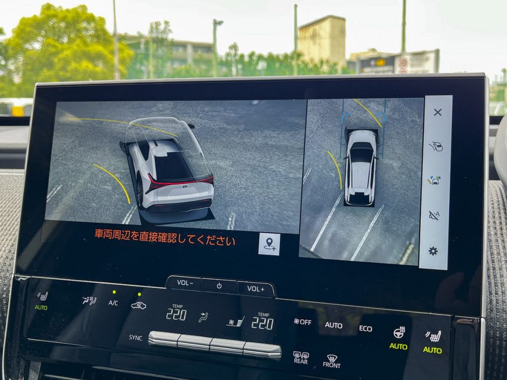 360度ビューカメラを搭載。シフトセレクター左の「View」ボタンでも切り替え可能