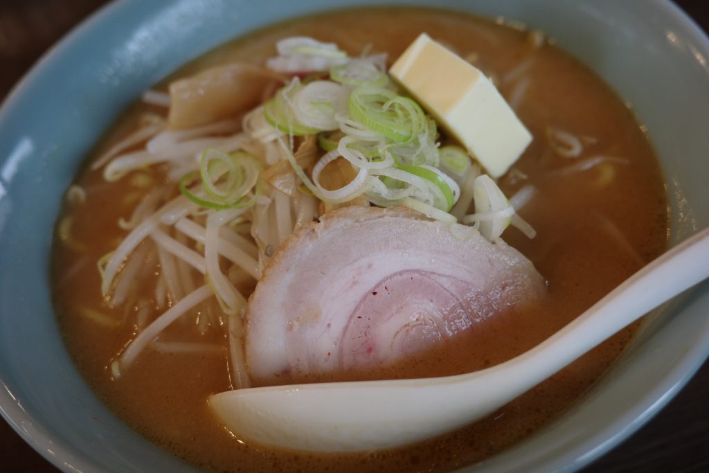 「みそバターラーメン」850円(税込み)。みそラーメンにバターをのせたシンプルなラーメン。麺はちぢれ太麺で、スープとバターとの相性もばっちり