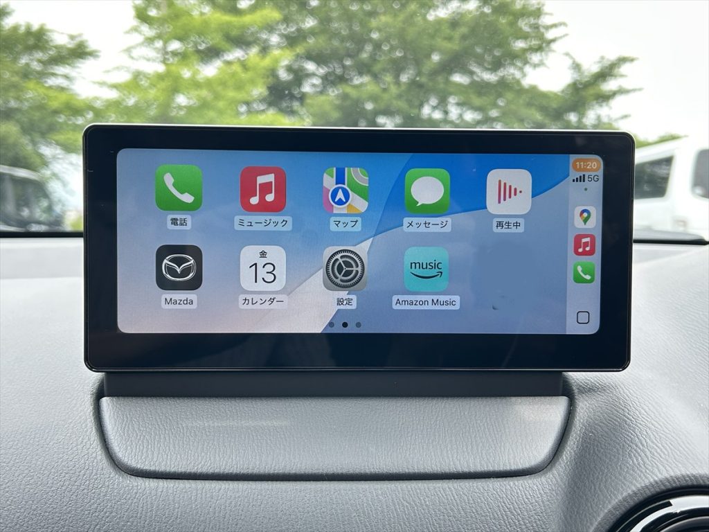 見やすいワイドなディスプレイ。写真はApple CarPlayを起動したところ
