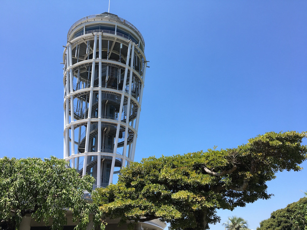  「江の島シーキャンドル（展望灯台）」は、江ノ電開業100周年事業の一環として建設。360度パノラマで海の絶景が楽しめる 