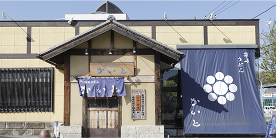 野津田店は岩手県の古民家の梁・柱を再利用。鎌倉街道に位置する店舗