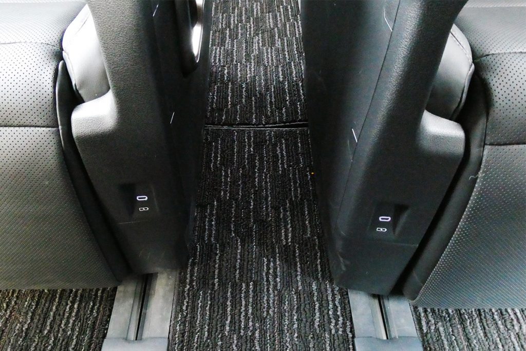 USB Type-Cジャックはシートの足元に装備。各シートでスマホ等の充電などができる