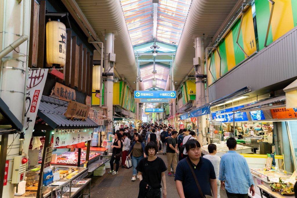 アーケードの下は、朝から多くの観光客でにぎわっている（写真提供：近江町市場商店街振興組合）