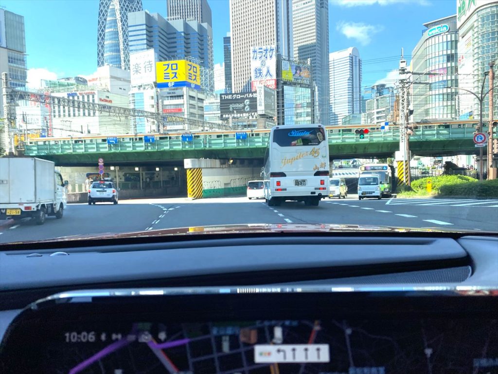 新宿大ガードを西新宿方面へ進む様子。車線も信号もわかりづらい