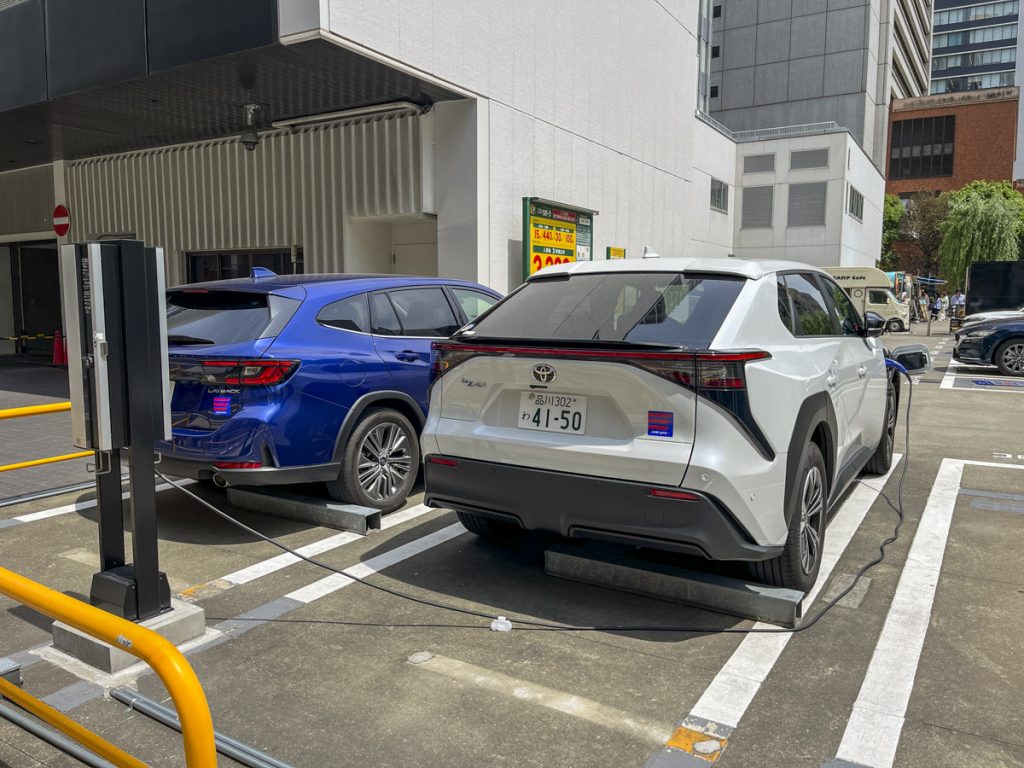 「bZ4X」は左右に給電口があり、ステーションでは右側の普通充電を利用する
