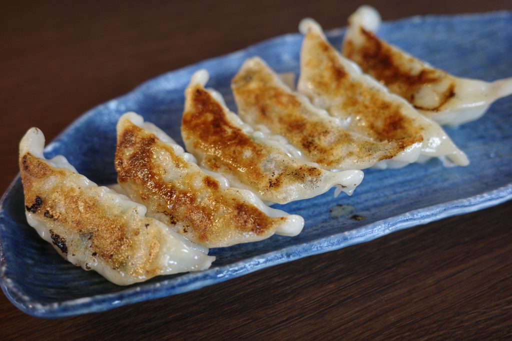 ついでにギョーザ400円(税込み)も注文。ニンニク控えめでシャキシャキの野菜がたっぷり入ったギョーザだ