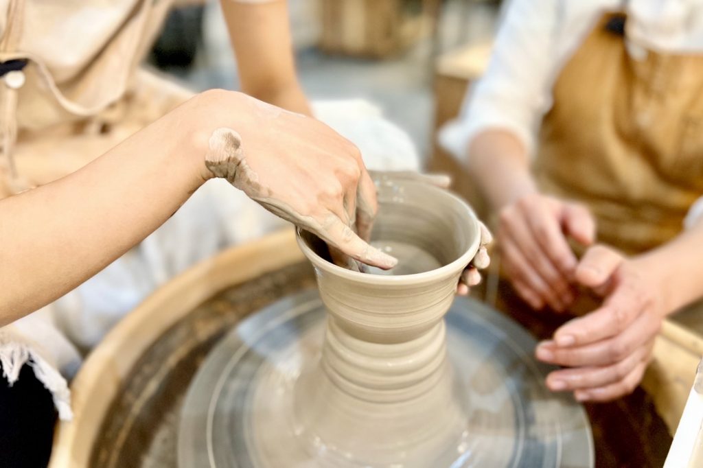 沖縄の伝統的なやきもの「やちむん」作りでは、電動ろくろも体験