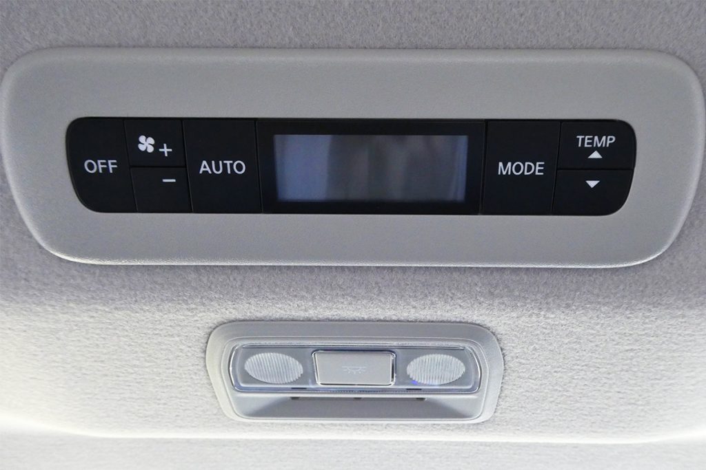 2列目の上部にはLEDルームランプに加え、空調調整スイッチも設置されていて前席と別に温度設定ができる