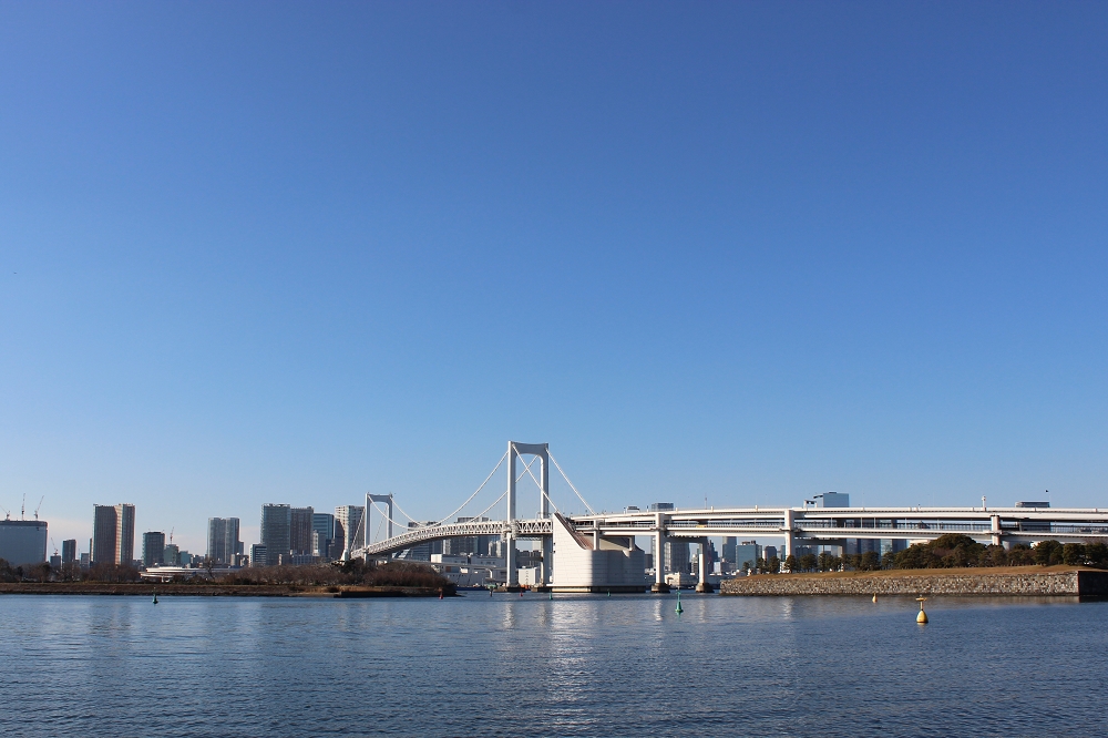 お台場海浜公園から望むレインボーブリッジ。夜景はとても美しい