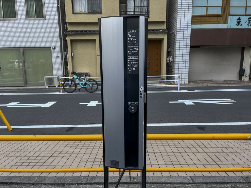 ステーションに設置されてる充電器。カギの暗証番号は車載マニュアルを参照