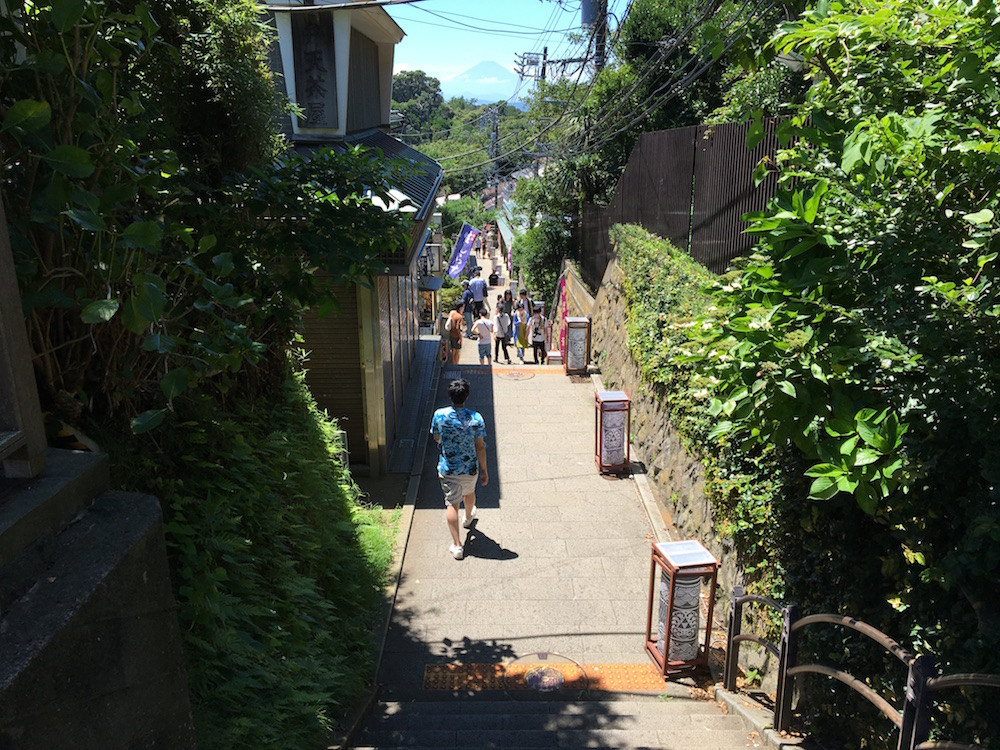  階段の多い小道は緑が多く、涼しげな景観。目線の先には富士山も 