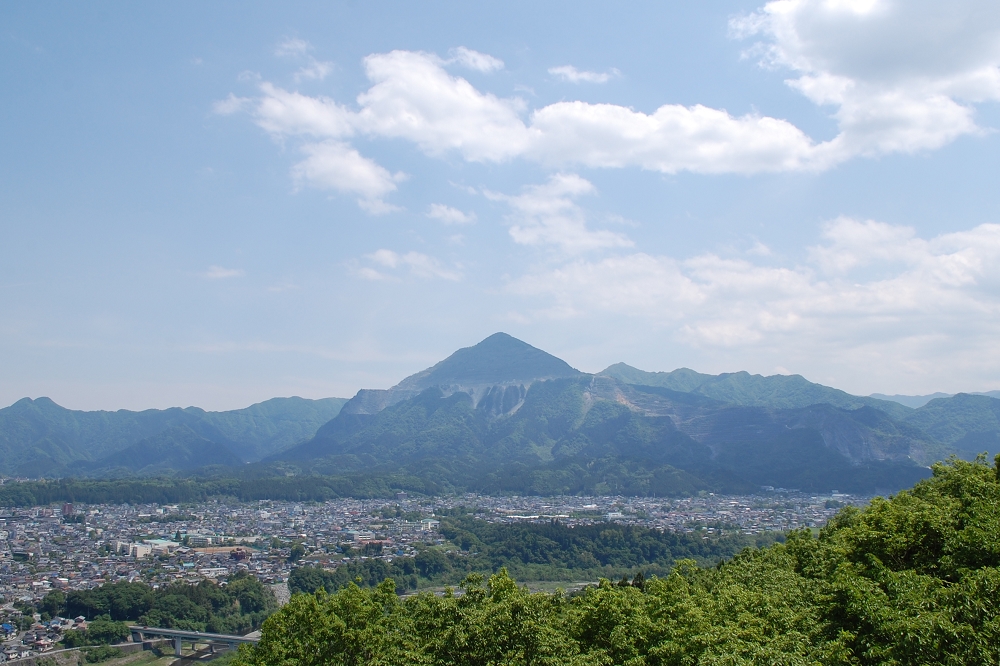 展望台（展望デッキ）から南方向、武甲山方面を望んだ光景