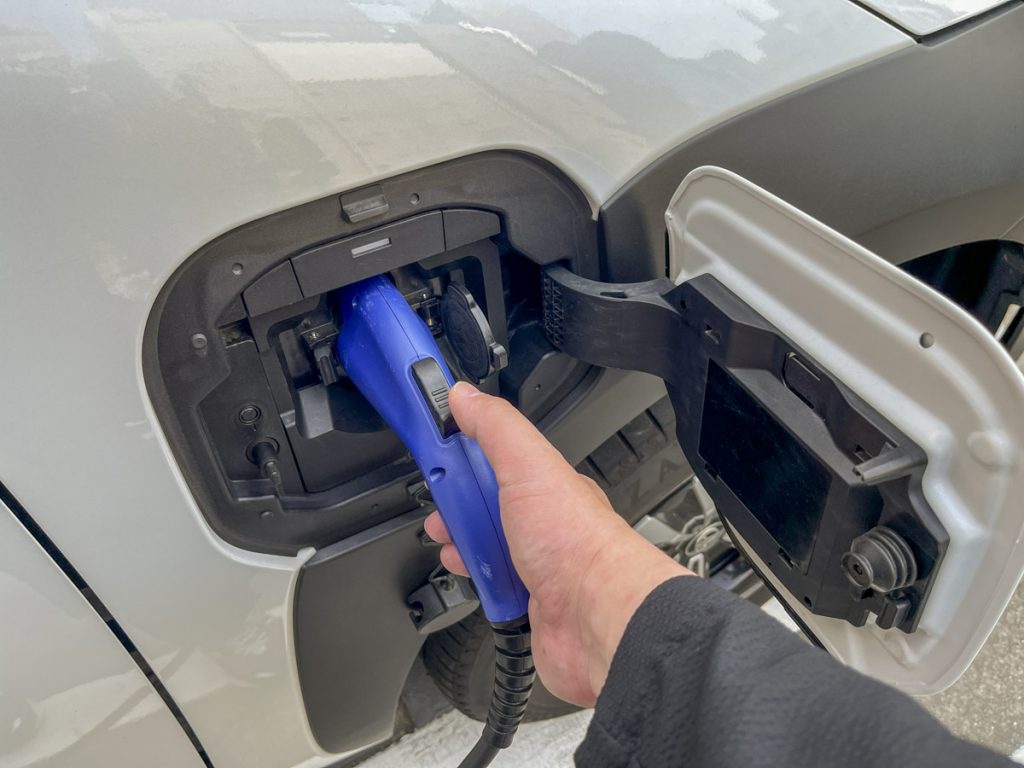 充電ソケットはスイッチを押すと引き抜ける構造。充電器のスイッチを先にOFFにすることを忘れずに