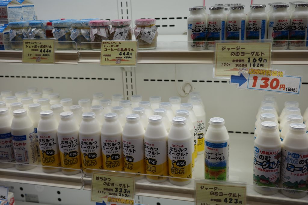 販売所には牛乳はもちろん、飲むヨーグルトや牛乳プリンなども。お土産にもおすすめだ