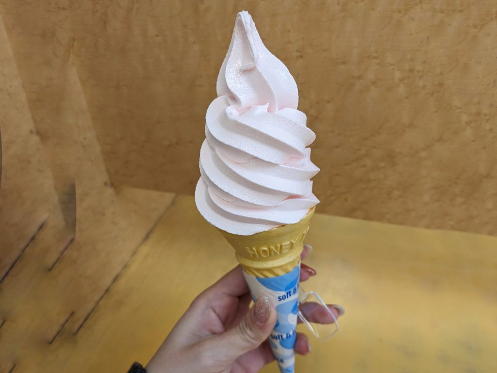 高坂SAの売店では「いちごソフトクリーム」500円（税込み）が食べられる。あっさりしたバニラに、ほんのりいちごが感じられるソフトクリーム