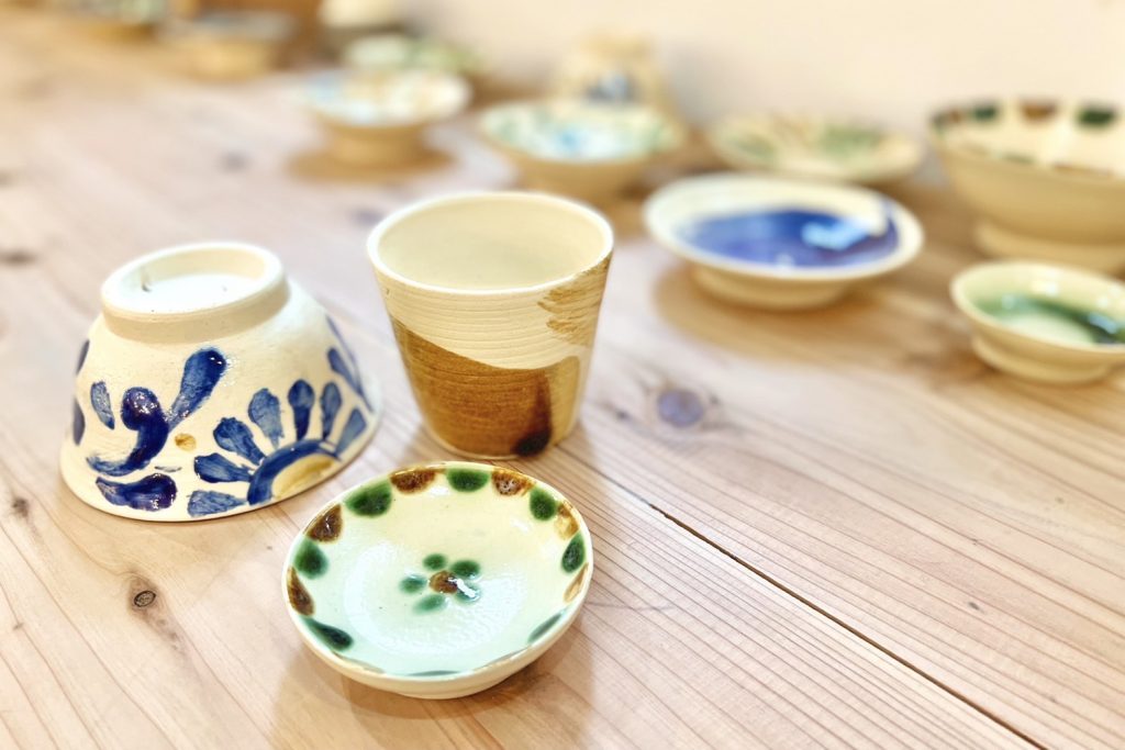 器の色は、やちむんの特徴でもある瑠璃（紺）、織部（緑）、飴色（茶）から選べる