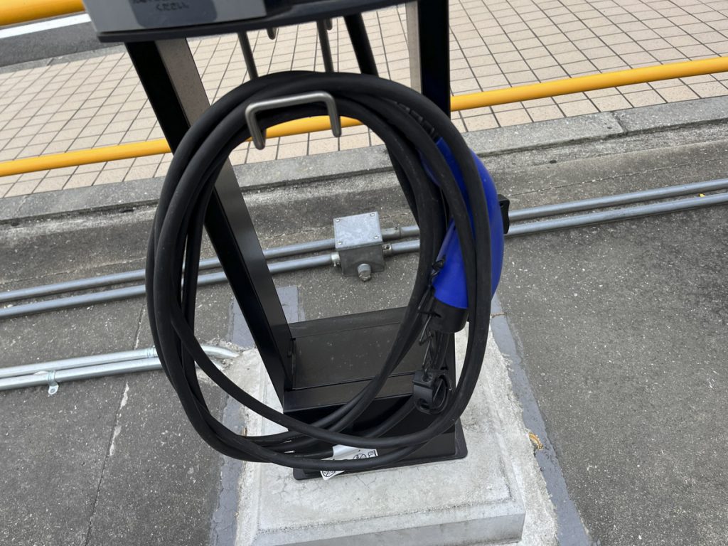 ケーブルを引き抜いたら充電器に束ねておく