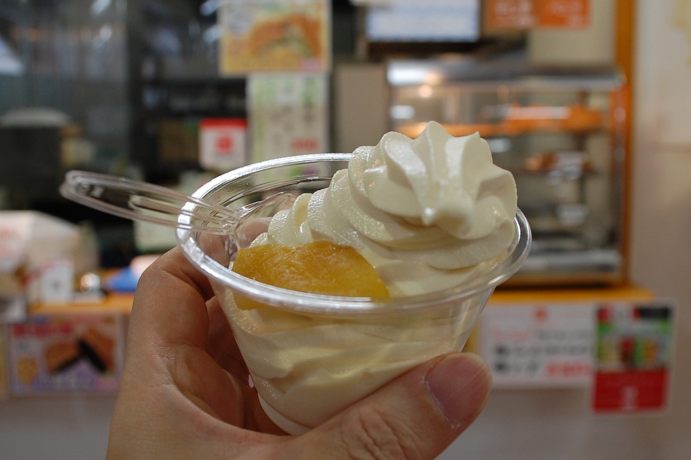 干し芋ソフトクリームは420円（税込み）。コーンかカップを選ぶことができる