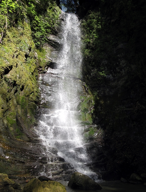 瀑布の落差は、およそ35メートル。天候や水量にもよるが、水しぶきがかかる距離にまで近づくことができる