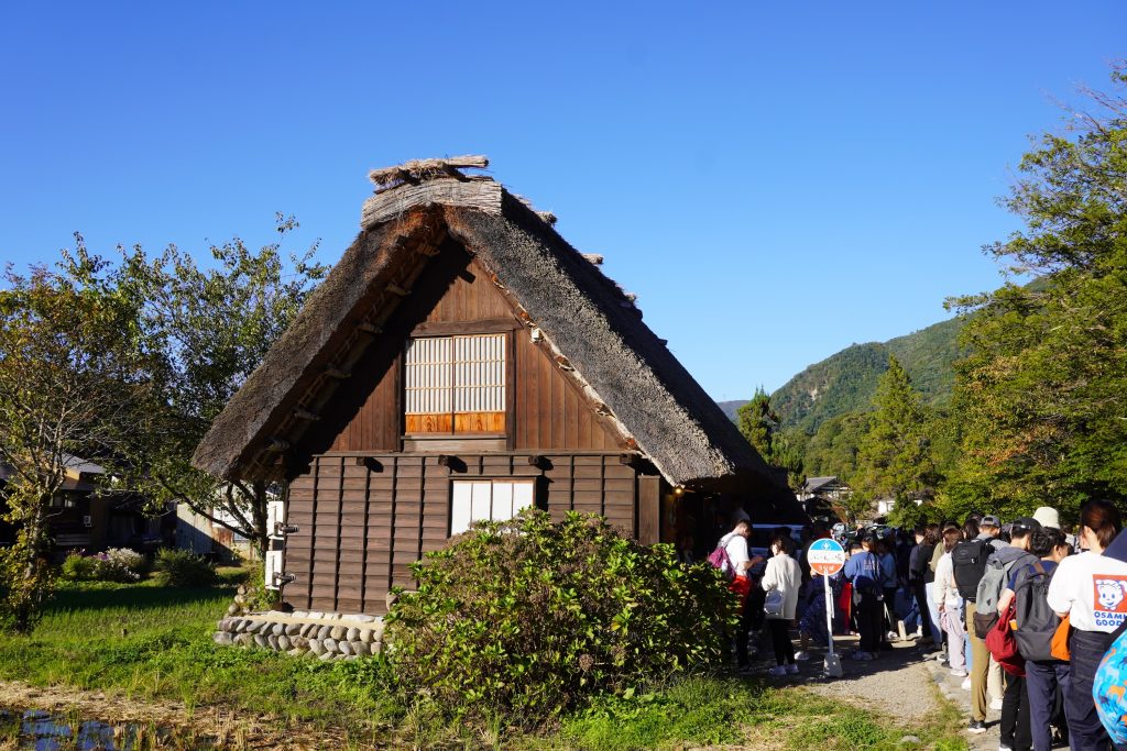 大人気店のため行列ができていることも。バス停をモチーフにした看板が目印