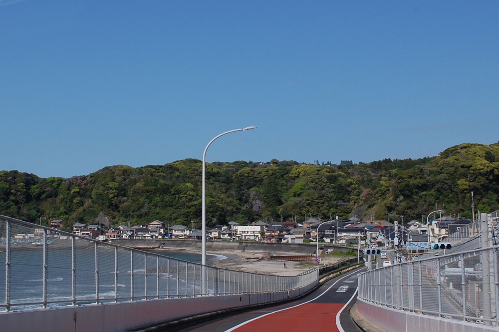 勝浦湾へ向かって海岸線をドライブ