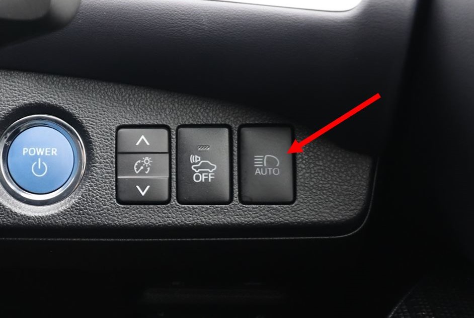  「AUTO」のボタンをONにしておかないと、ハイビームにしても自動切り替えは作動しない（写真はMIRAI） 