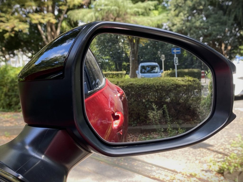 狭い道や曲がり角ではワイドなボディに注意したい