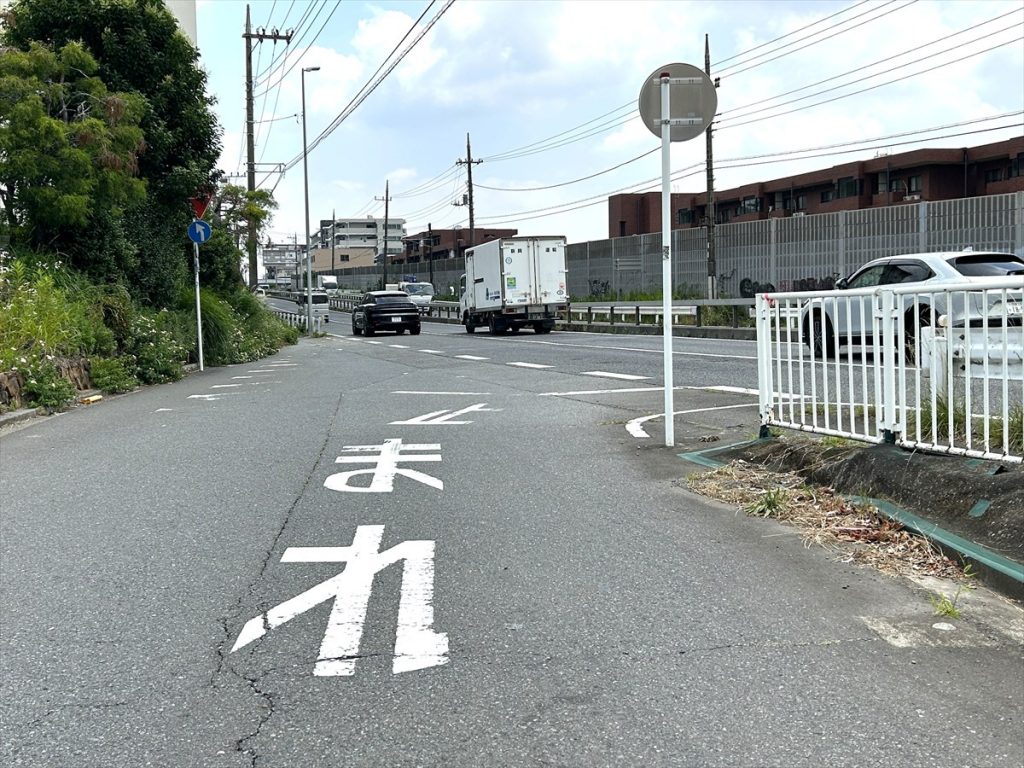 側道から国道への合流や河川沿いの道路でよくあるシーン