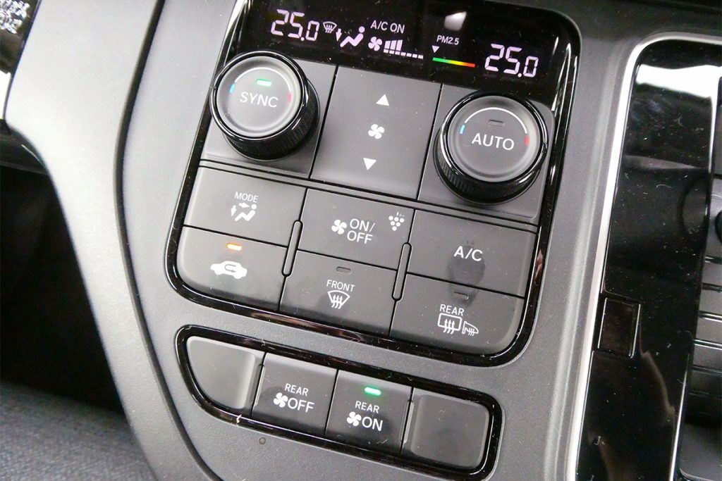  左右で個別に温度設定ができるオートエアコンには、プラズマクラスター技術も搭載されている 