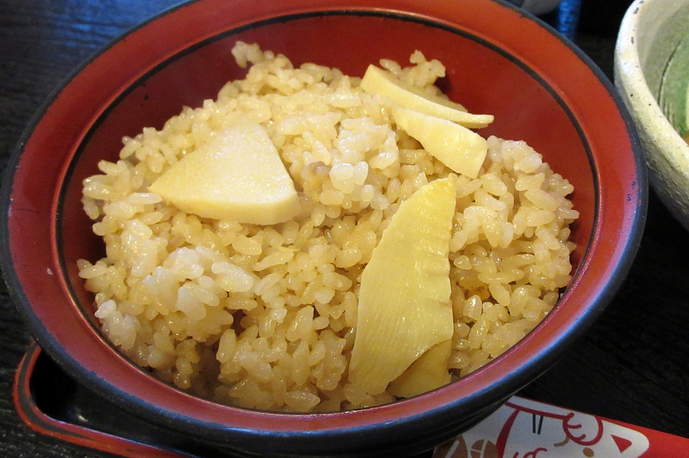 たけのこご飯のお米は地元産のコシヒカリ。繊細な味わいと風味を持つタケノコとの相性は抜群で、何杯でも食べれそうな逸品
