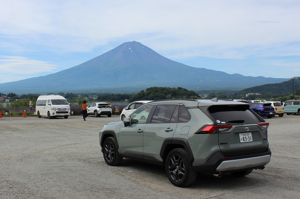 今回、利用したRAV4のボディカラーはアーバンカーキ。都会的でありながら自然に溶け込み、存在感を発揮する