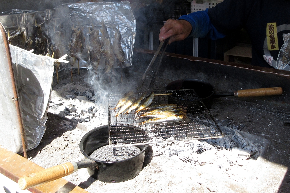 鮎は炭火でじっくりと焼かれ、とてもおいしそう