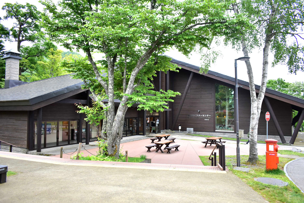 ゆったりとしたつくりの建物の「支笏湖ビジターセンター」