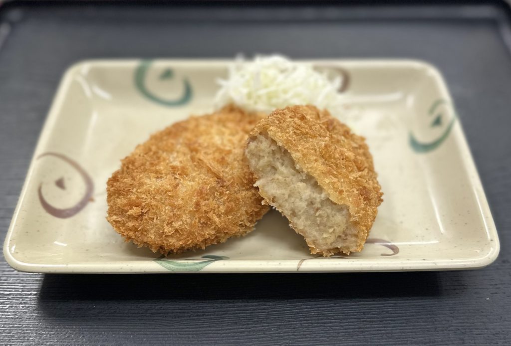 松坂牛のみを使ったコロッケがPAで食べられるのは珍しい。松阪牛コロッケ（400円 税込み）（写真提供：亀山PA下り店長）