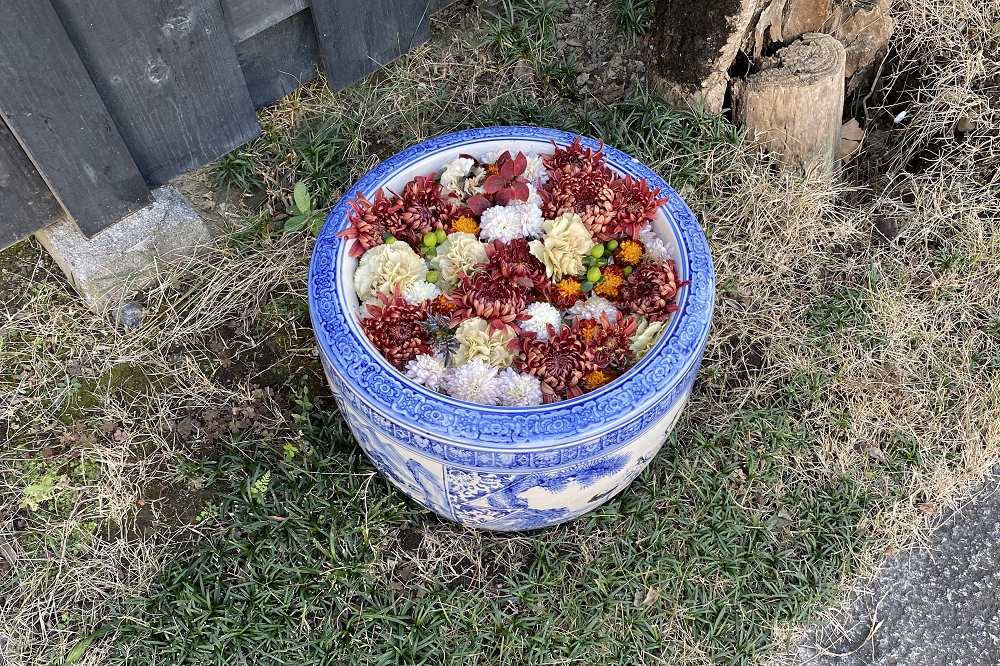 風格を感じる手水鉢。花々の色合いは秋の終わりと冬の始まりを意識したのだろうか