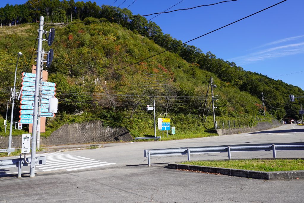 T字路の「荘川インターチェンジ出口」交差点には、荘川地区の観光地を示す看板も