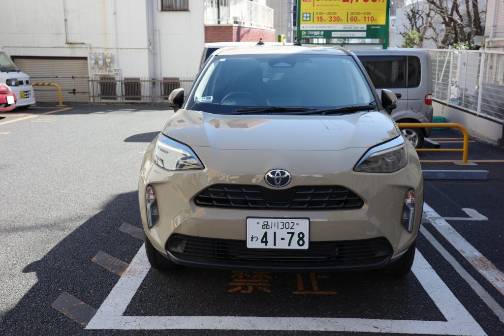 今回お借りしたのは、トヨタ「ヤリスクロス　ＨＹＢＲＩＤ」。落ち着いた茶色の色合いがオシャレで、運転のテンションも上がる