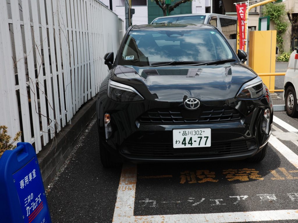 今回利用したのは、トヨタ「ヤリスクロス」。ブラックのボディは重厚感があり、実際の数字以上の存在感がある