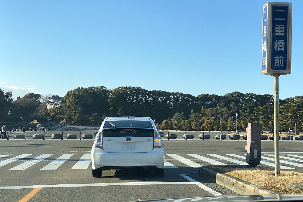 （二重橋前）交差点から先（直進方向）にはクルマで進入できない。画像左奥に有名な「二重橋」がある