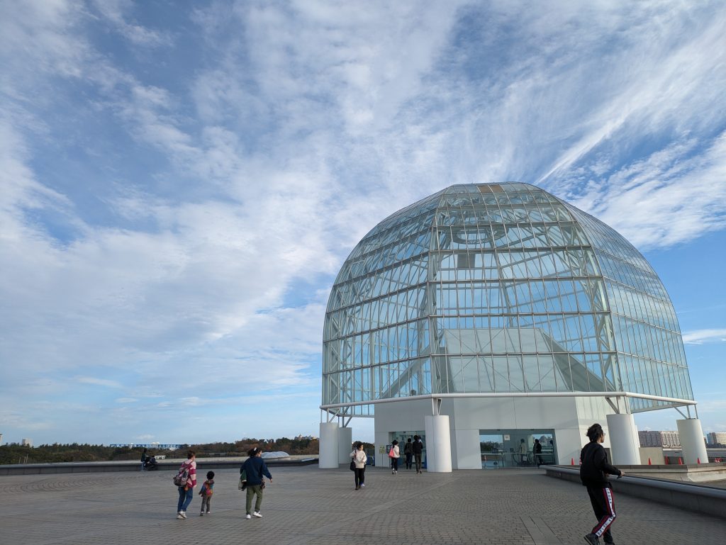 葛西臨海公園の象徴でもある、ドーム型の建物こそ「葛西臨海水族館」