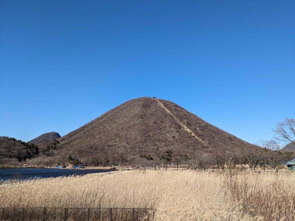 榛名湖畔にそびえる「榛名富士」。中央から右裾野に見えるのがロープウェイ
