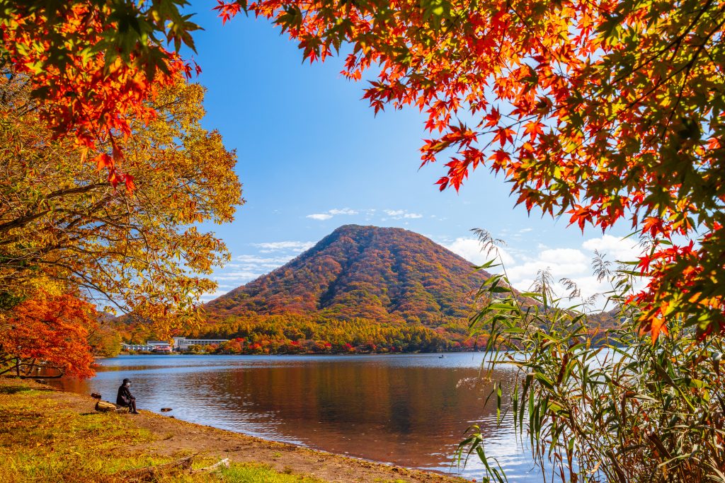 紅葉シーズンには、色とりどりにもゆる榛名富士を堪能できる。季節を分けて何度も足を運びたくなる風景だ