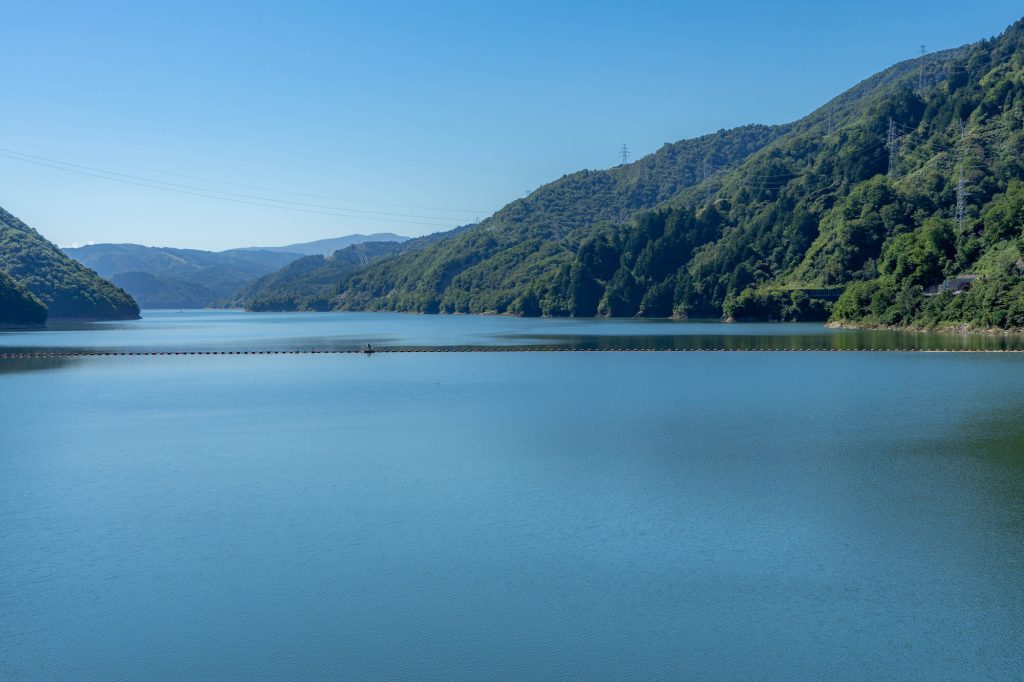 紅葉シーズンは、エメラルドグリーンの湖面と紅葉のコントラストが楽しめる