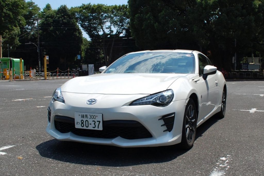 カーシェアリングでも人気！スポーツカーの特徴を解説