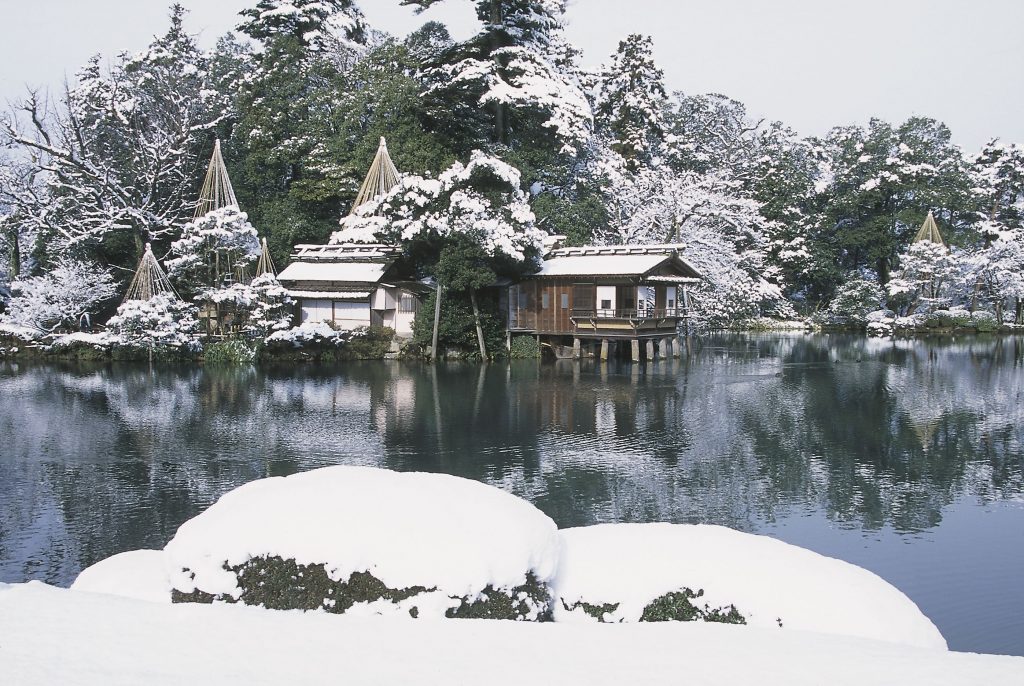 冬は、雪吊りの光景は必見。金沢を代表する景観