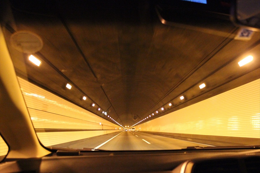 トンネルの照明は奥に行くほど暗くなる