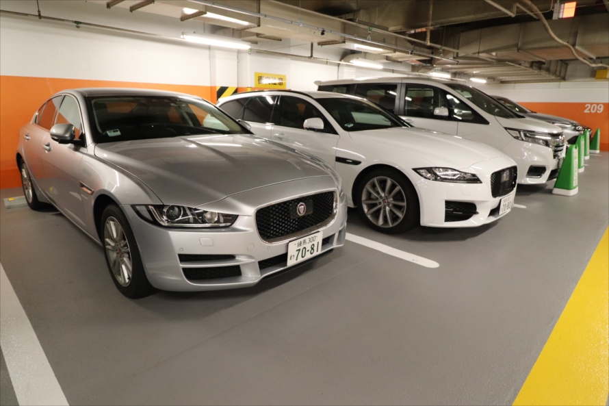 「新宿サブナード（地下駐車場）」ステーションにはジャガーの他にもメルセデス・ベンツなどの輸入車もある