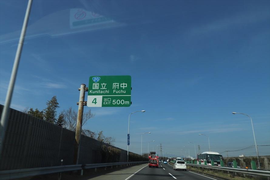 出口標識は2km手前から現れる。「出口2km」を過ぎたら左車線に入ろう