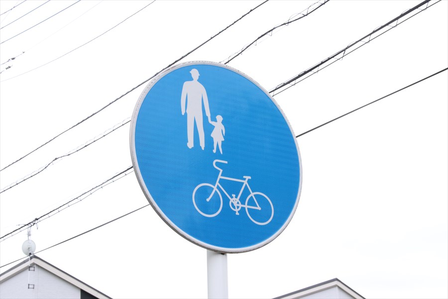 自転車の進入ができる場合は、歩行者と自転車が描かれる 