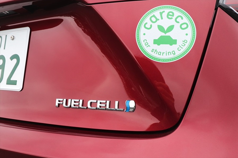 「FUEL CELL」のエンブレムがFCV（燃料電池自動車）の証